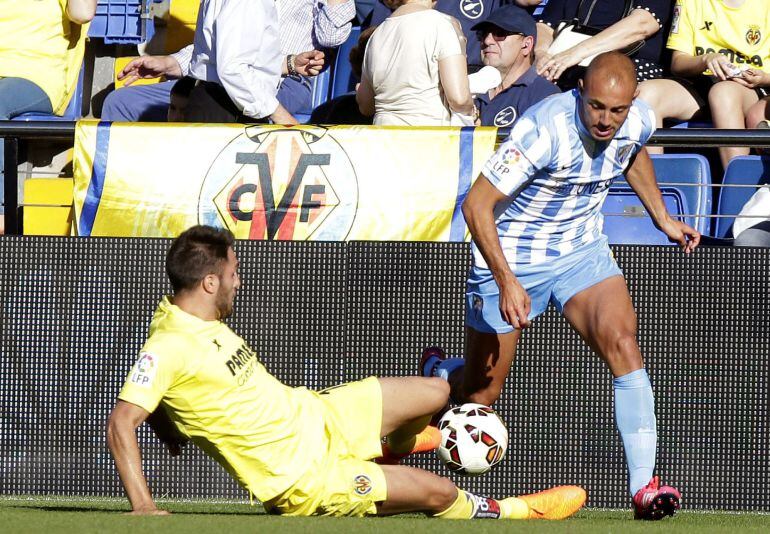 El centrocampista del Málaga Amrabat pelea un balón con el defensa del Villarreal Víctor Ruiz