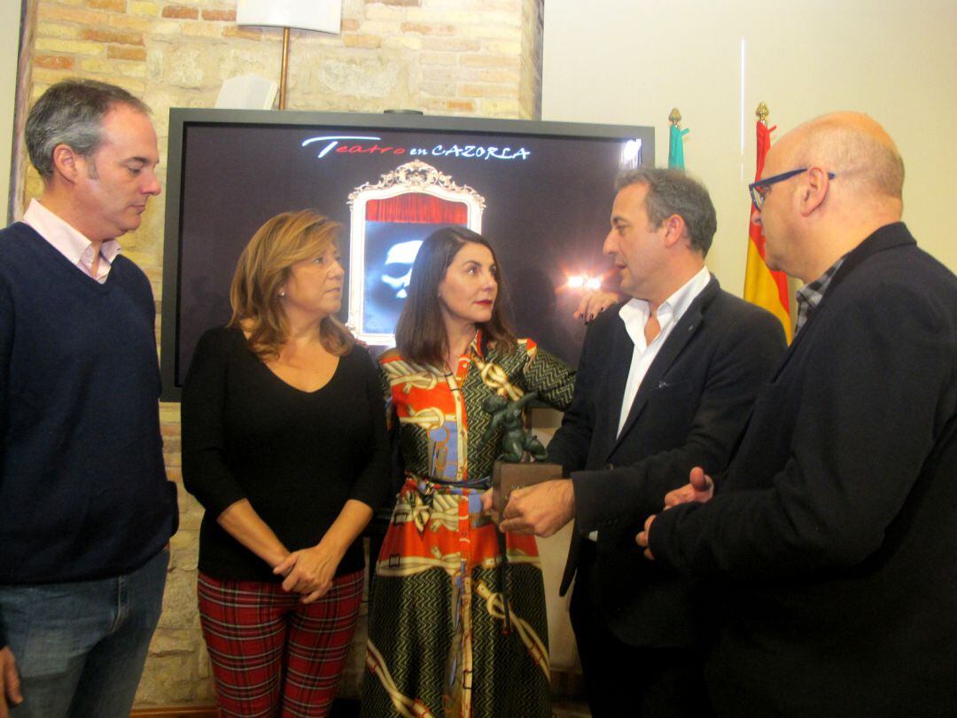 La actriz Ana Fernández junto a la delegada de cultura Pilar Salazar, el alcalde de Cazorla,Antonio Jose Rodriguez, el diputado de cultura, Manuel Fernandez  y el director del FIT Cazorla, Mario Olivares