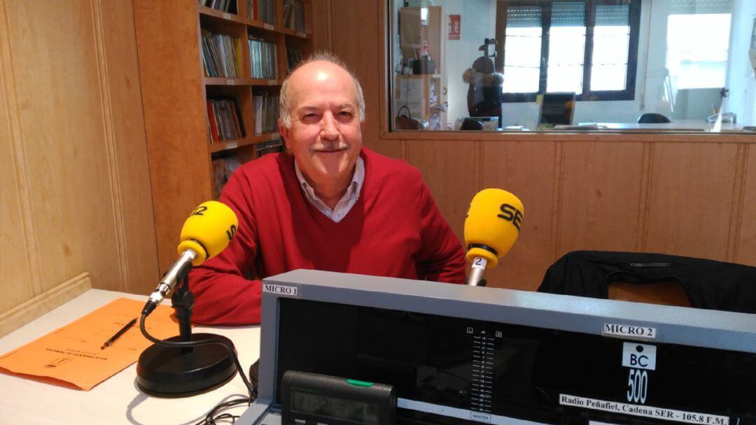 El alcalde de Peñafiel, Elías Arranz, en los estudios de Radio Peñafiel - Cadena SER.