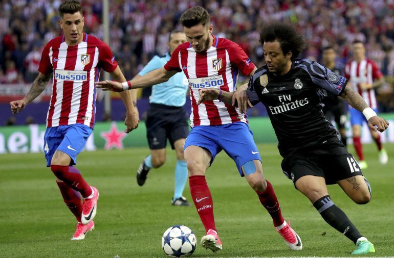 Marcelo pelea con Saúl por una pelota 