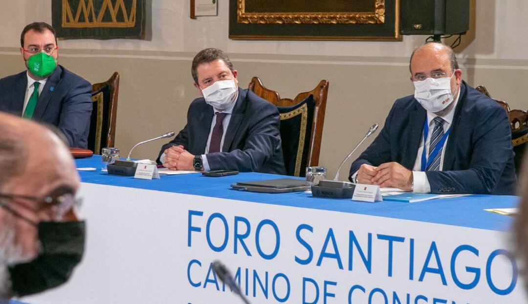 El presidente de C-LM, Emiliano García-Page, en el foro de Santiago