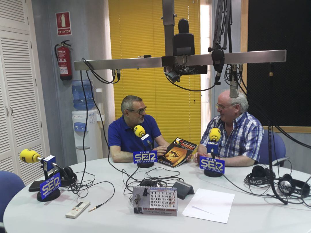 Momento de la entrevista con Ildefonso Alcalá, presentando el nuevo número de la revista cultural Saudar 