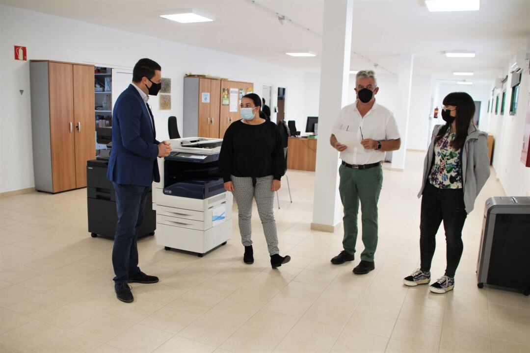 Visita del alcalde de Yaiza, Óscar Noda, y del concejal de  Servicios Sociales, Ángel Domínguez, al departamento.