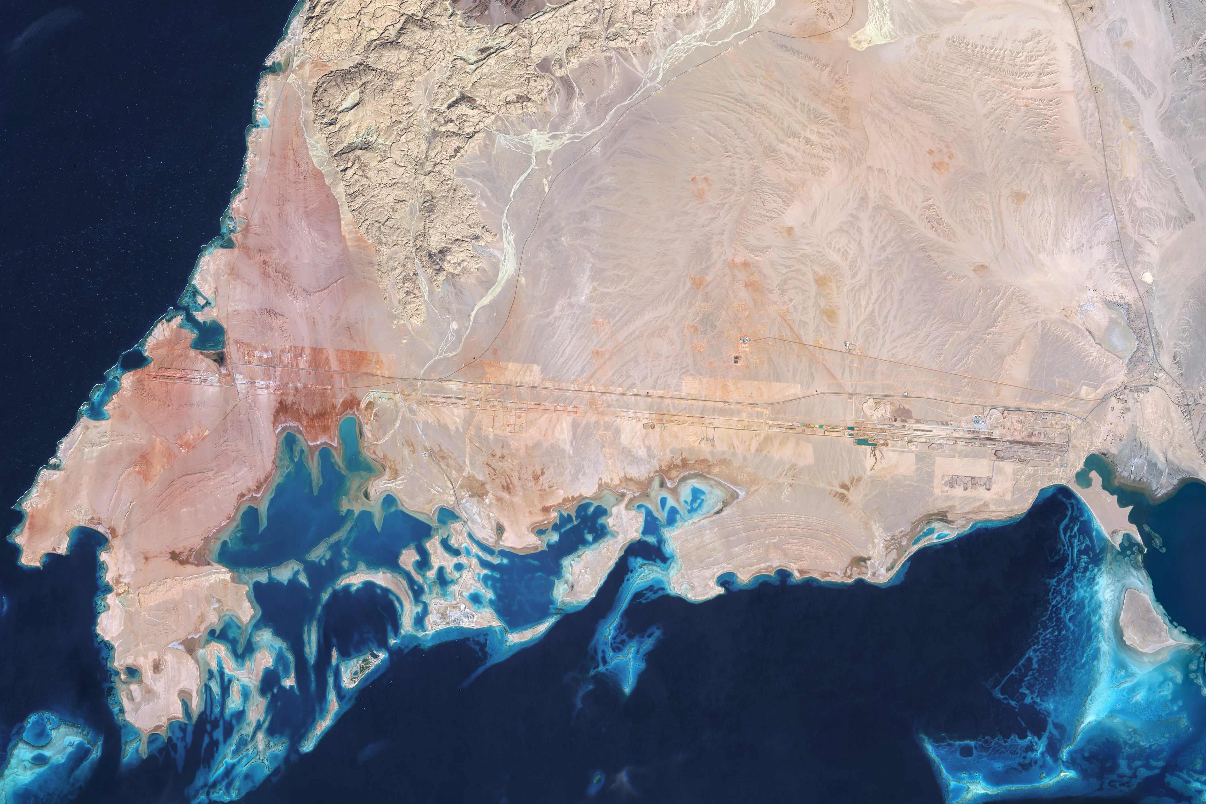 Una imagen tomada por satélite de los progresos de la construcción de The Line, dentro del proyecto NEOM.