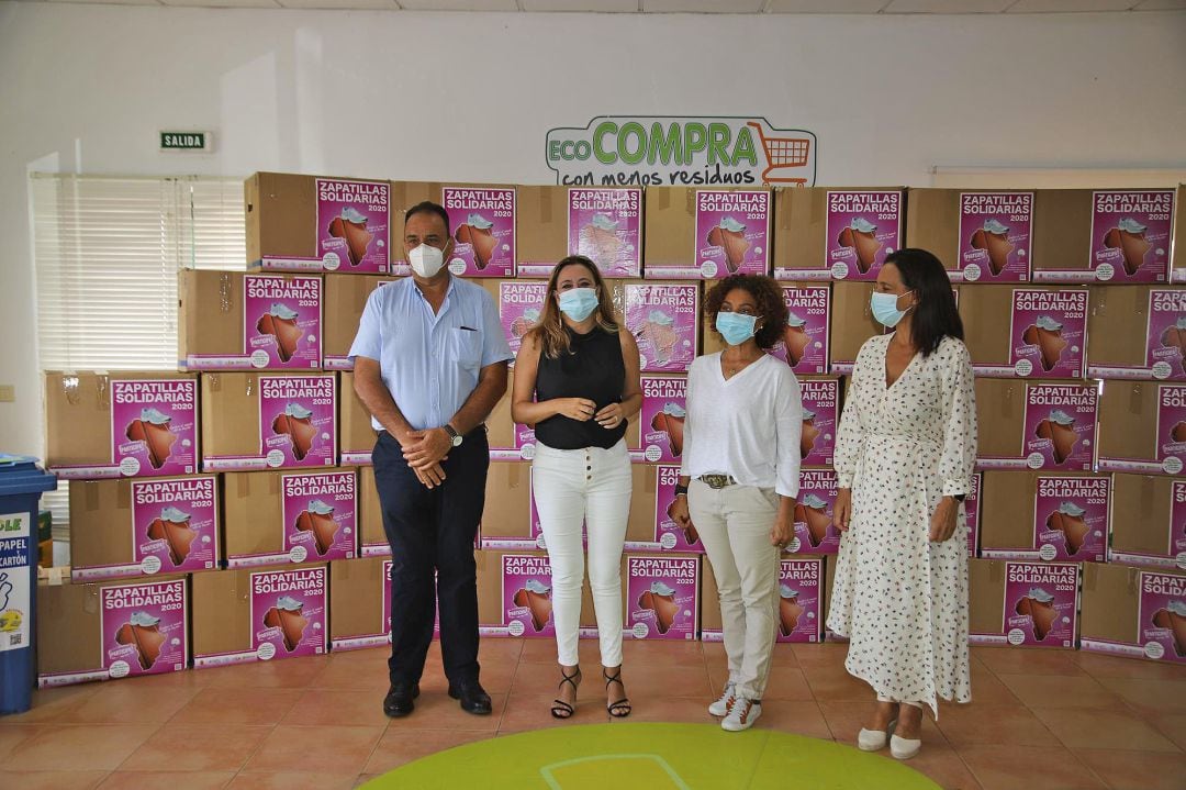 La presidenta del Cabildo de Lanzarote, María Dolores Corujo, junto al consejero de Residuos, Andrés Stinga y representantes de la Fundación Martínez Hermanos.