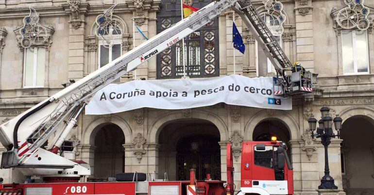 Pancarta en apoyo al cerco en el Ayuntamiento de A Coru&ntilde;a