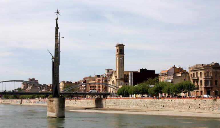 Monument al bell mig del riu Ebre.