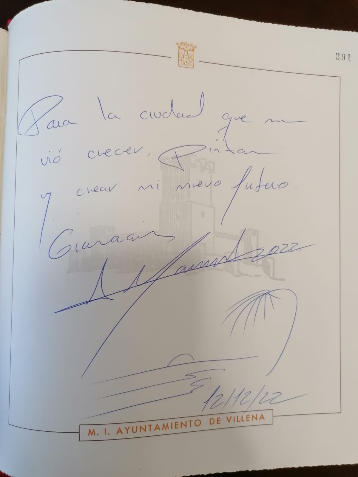 Antonyo firma en el libro de honor