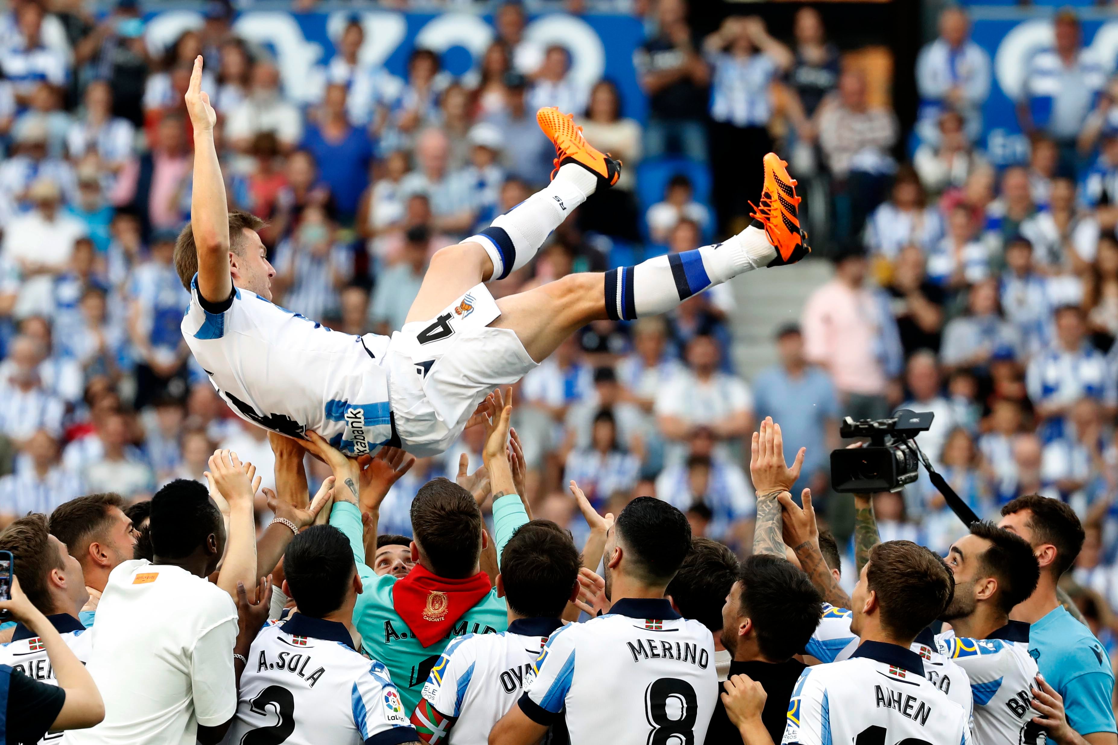 SAN SEBASTIÁN, 04/06/2023.- El jugador de la Real Sociedad, Asier Illarramente, durante el homenaje que ha recibido a la finalización del partido de la última jornada de Liga que Real Sociedad y Sevilla FC disputan hoy domingo en el Reale Arena de la capital donostiarra. EFE/Juan Herrero
