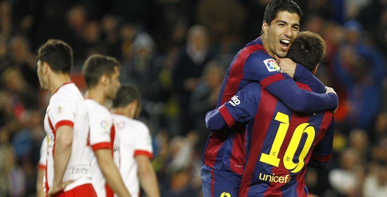 Luis Suárez y Messi celebran uno de los goles con los que el Barcelona ha ganado al Almería.