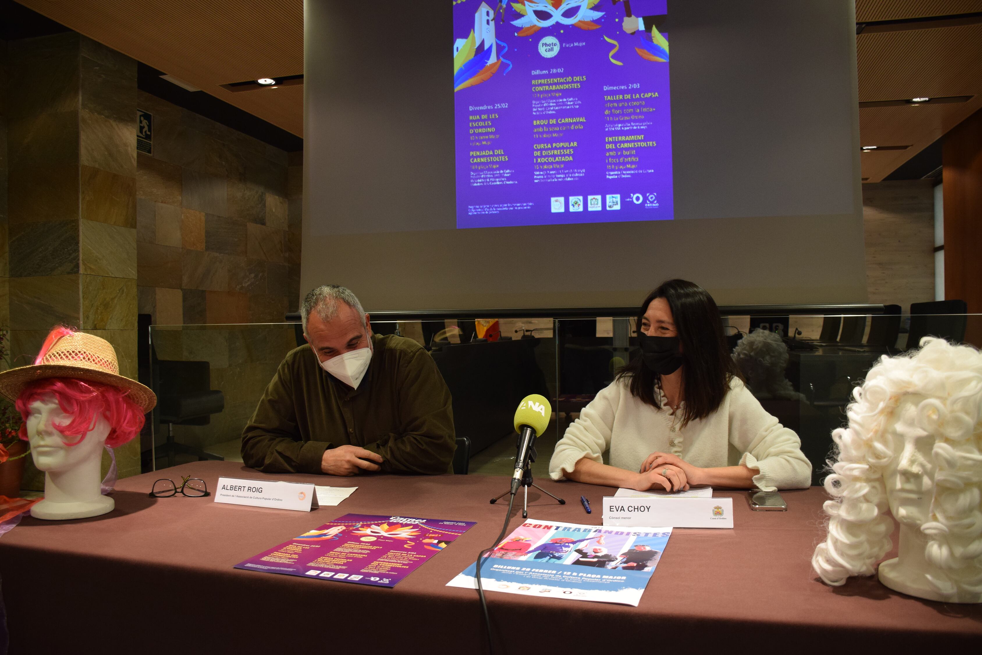 La cònsol menor i consellera de Cultura, Eva Choy, i el president de l'Associació de Cultura Popular d'Ordino, Albert Roig, presenten les activitats de Carnaval.