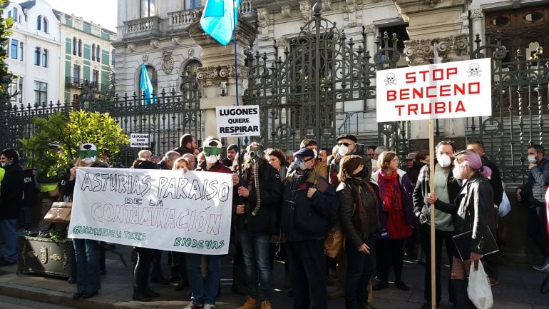 Concentración de colectivos contra la contaminación a las puertas de la Junta General.