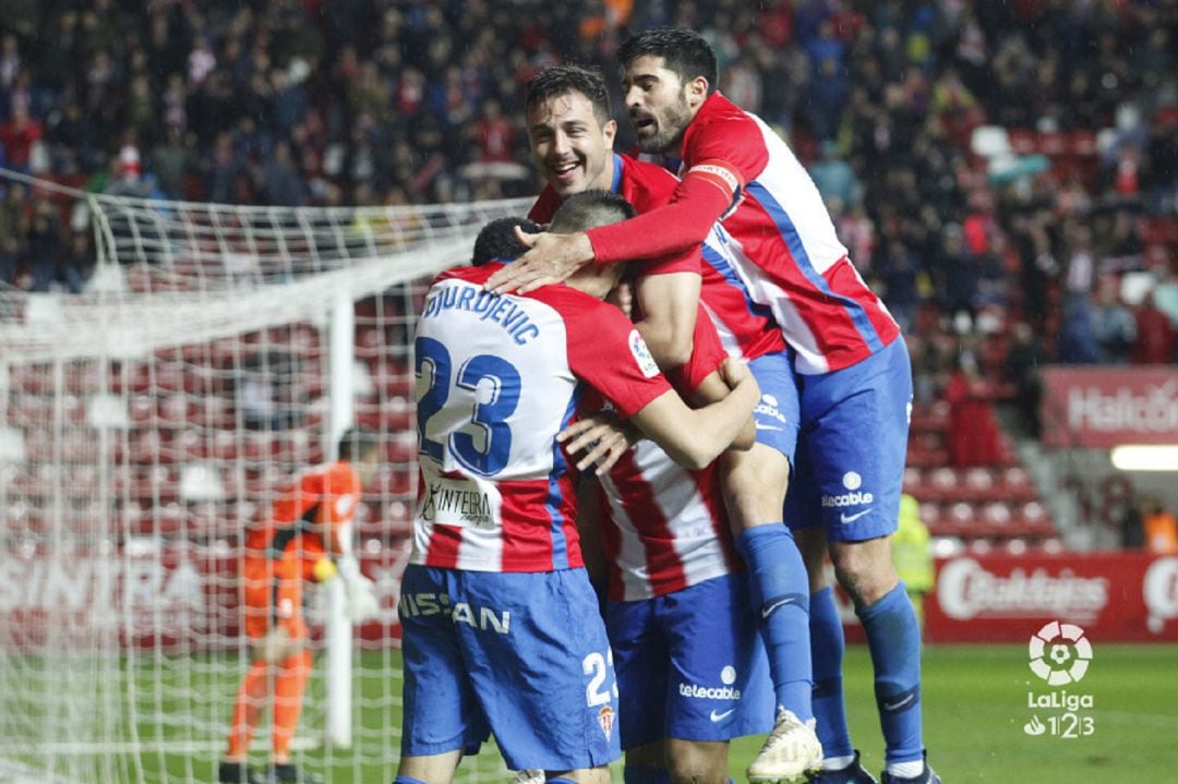 Los rojiblancos celebran el gol de Blackman.