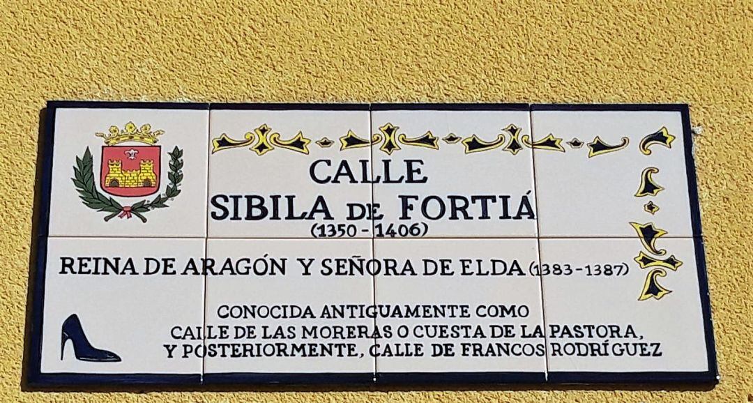 Placa renovada de la calle Sibila de Fortiá 