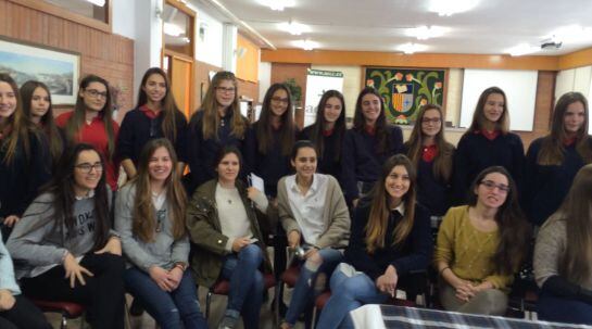 Algunes de les 38 alumnes d'Aura que han donat cabell.