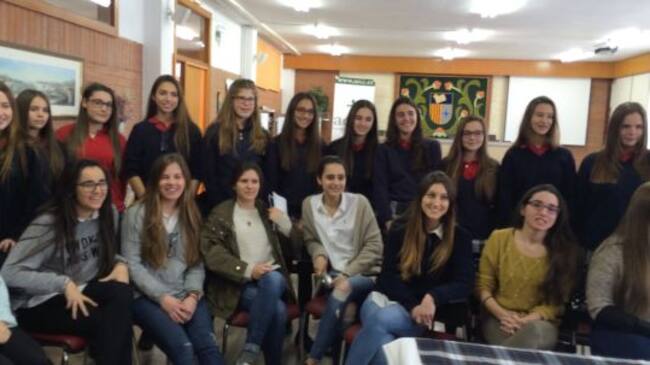 Algunes de les 38 alumnes d'Aura que han donat cabell.