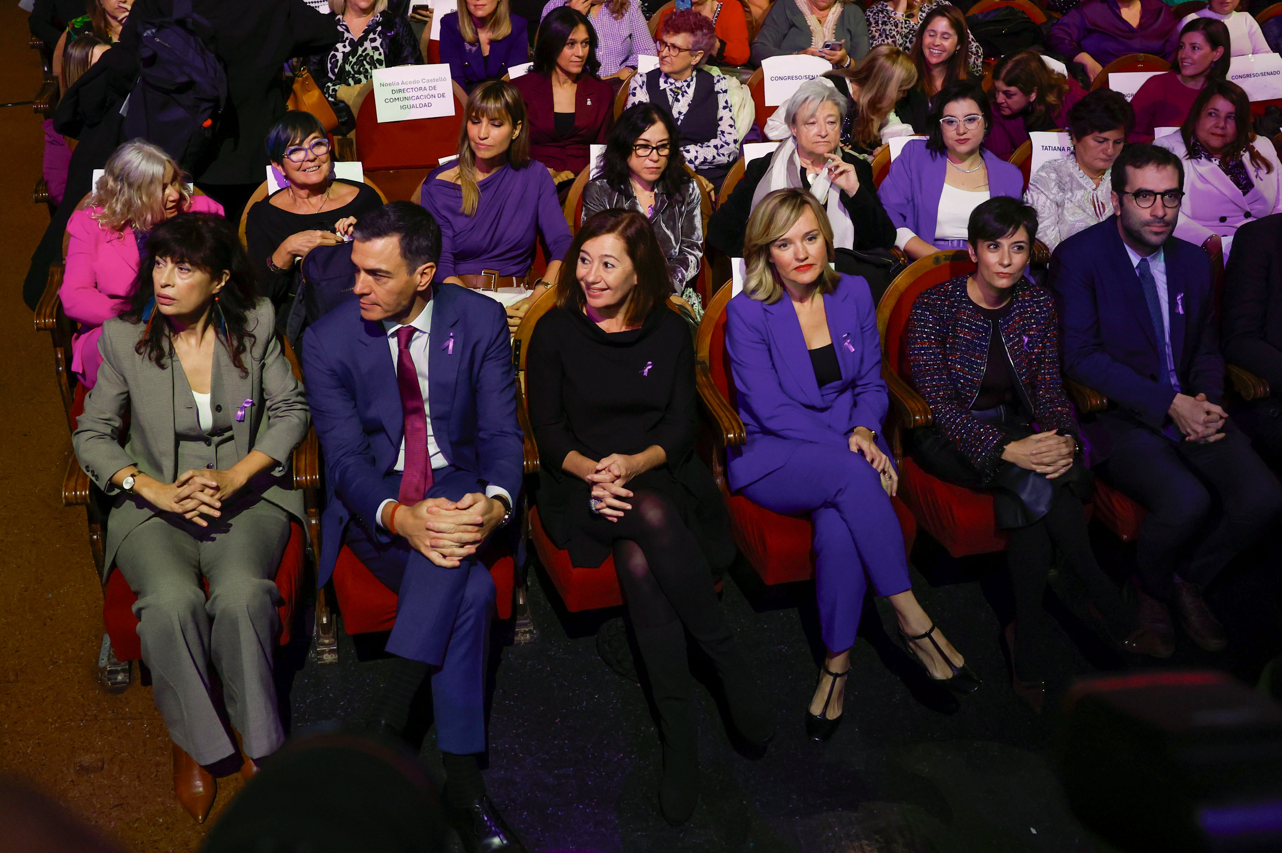 El presidente del Gobierno, Pedro Sánchez, acompañado por varias de sus ministras y la presidenta del Congreso, Francina Armengol, en el acto institucional con motivo del 25-N, Día Internacional para la Eliminación de la Violencia contra las Mujeres, en Madrid.