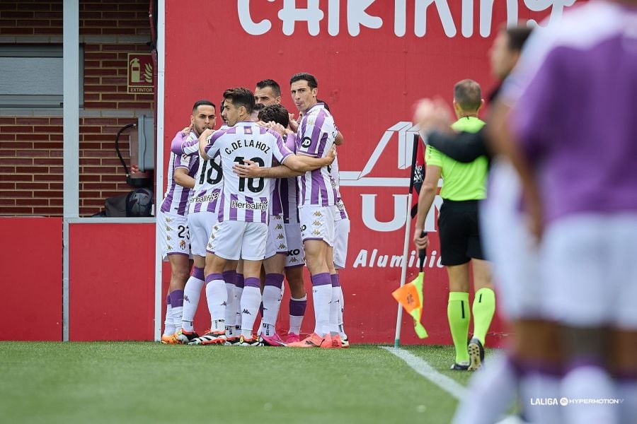 LOS JUGADORES DEL REAL VALLADOLID CELEBRAN EL GOL DE MORO