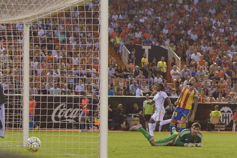 VALENCIA, SPAIN - AUGUST 08:  Gervinho of AS Roma scores the goal during the pre-season friendly match between Valencia CF and AS Roma at Estadio Mestalla on August 8, 2015 in Valencia, Spain.  (Photo by Luciano Rossi/AS Roma via Getty Images)