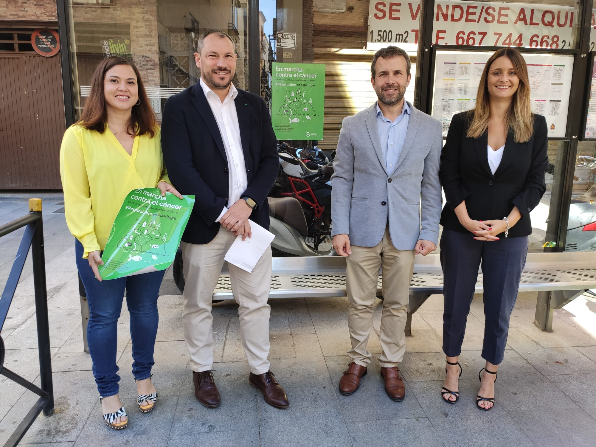 La concejala jiennense, Ángeles Díaz; el presidente de la Asociación Española contra el Cáncer de Jaén, Antonio Ruano; el alcalde de Jaén, Julio Millán; y la concejala Estefanía Plaza