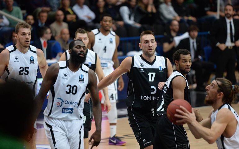 Jugadores del Bilbao Basket en Trento