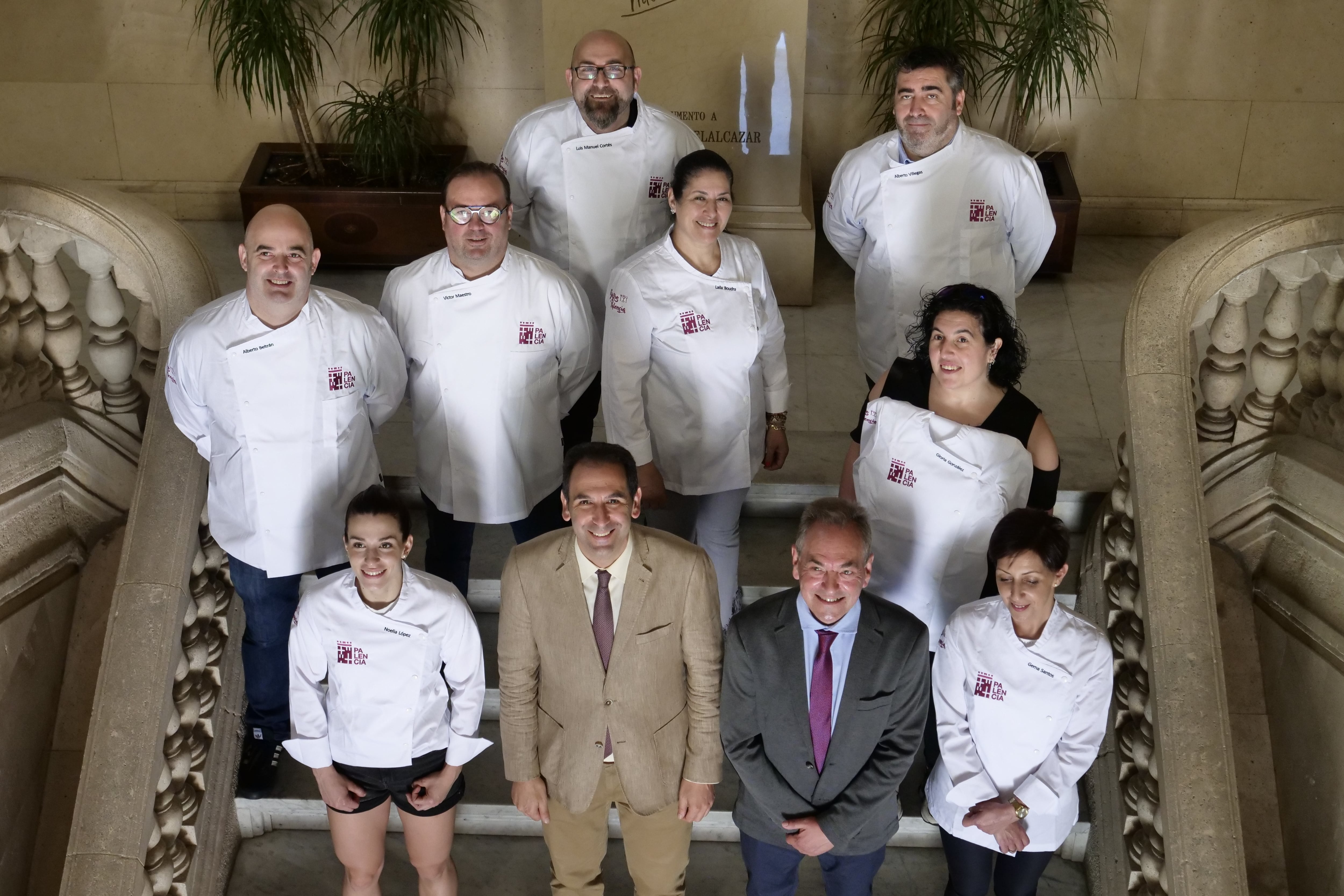 El alcalde de Palencia, Mario Simón y el Concejal de Desarrollo Económico, Urbano Revilla junto a los cocineros de Palencia