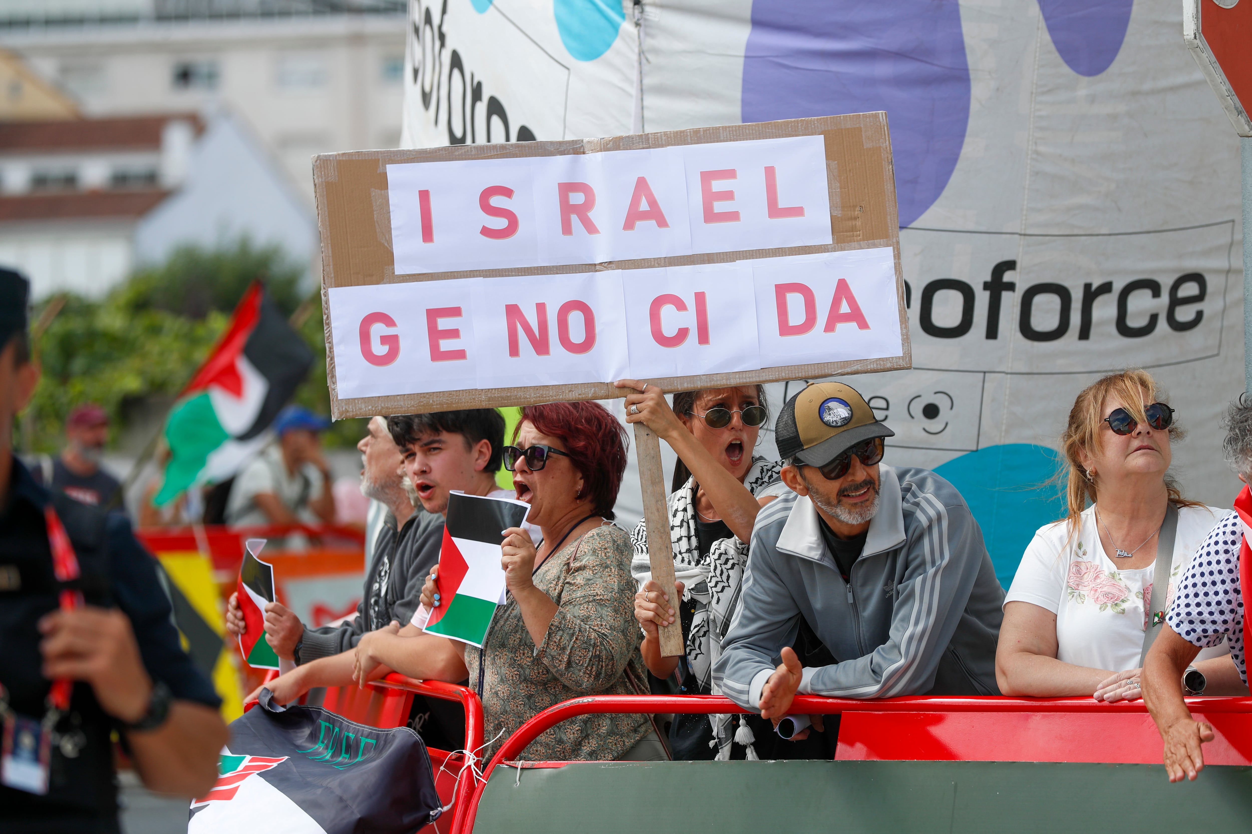 Manifestantes propalestinos protestan durante la décimoquinta etapa de la Vuelta Ciclista a España que llegaba a Monforte de Lemos (Lugo)