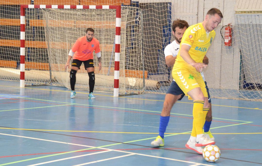 David pisando el balón ante un rival del Salou FS.