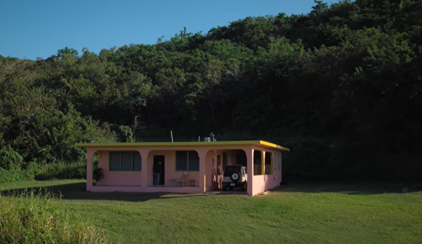 La casita en el corto 'Debí tirar más fotos' de Bad Bunny