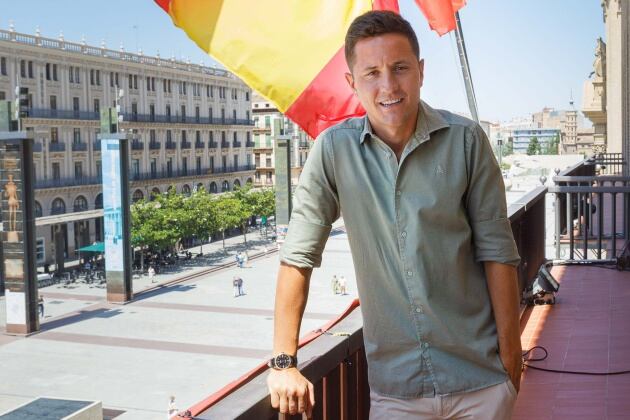 Ander, en el balcón del Ayuntamiento de Zaragoza