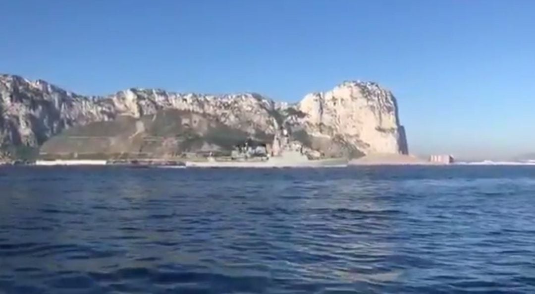 La corbeta &quot;Infanta Elena&quot; navegando junto a Gibraltar