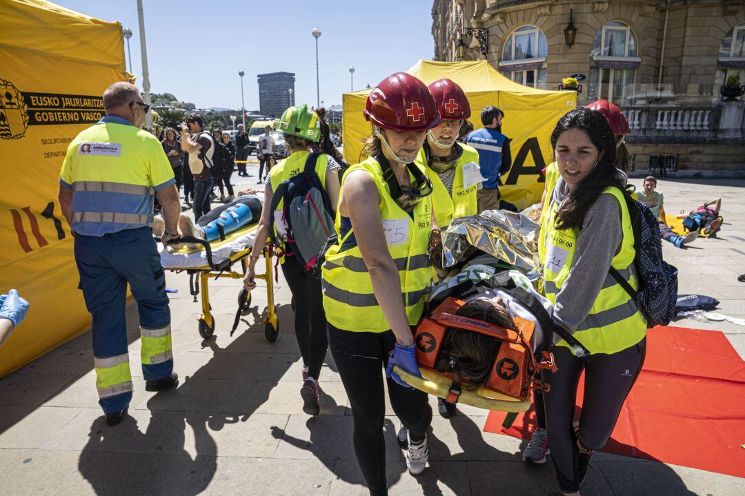 Voluntarios participando en el simulacro de incendio del Teatro Victoria Eugenia de  Donostia