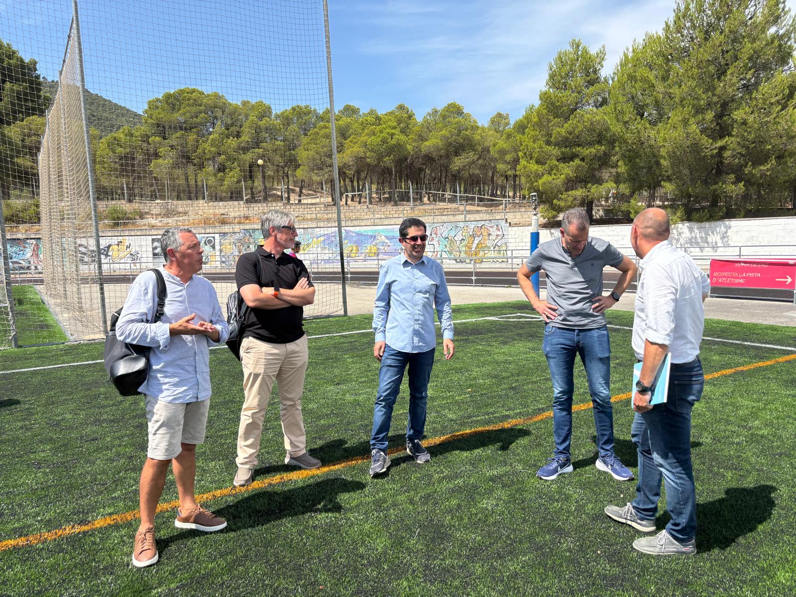 Nuevo césped en el campo de fútbol Moreno Cabades de Alcoy