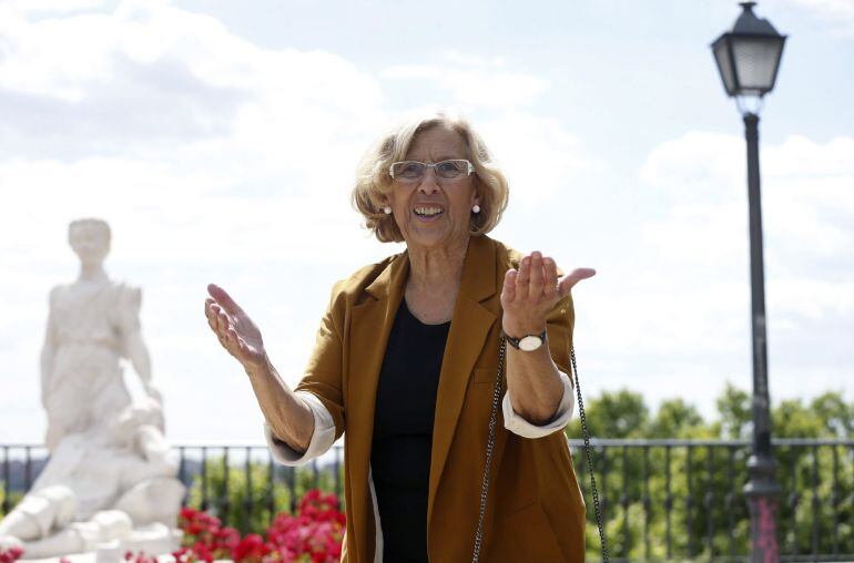 GRA207. MADRID, 25/05/2015.- La candidata a la Alcaldía de la capital por Ahora Madrid, Manuela Carmena, hace unas declaraciones a los medios en el Mirador de la Cornisa, en Madrid. Carmena será la futura alcaldesa de Madrid si prospera un pacto de gobernabilidad con el PSOE. EFE/Juan Carlos Hidalgo