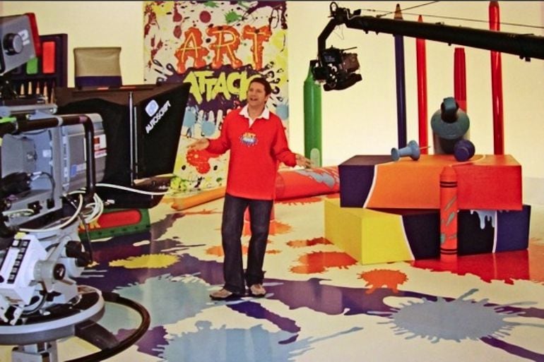 Neil Buchanan durante el rodaje del programa presentado por Jordi Cruz, Art Attack.