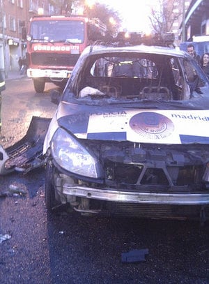 Los ultras del Rayo Vallecano incendian un coche de la Policía