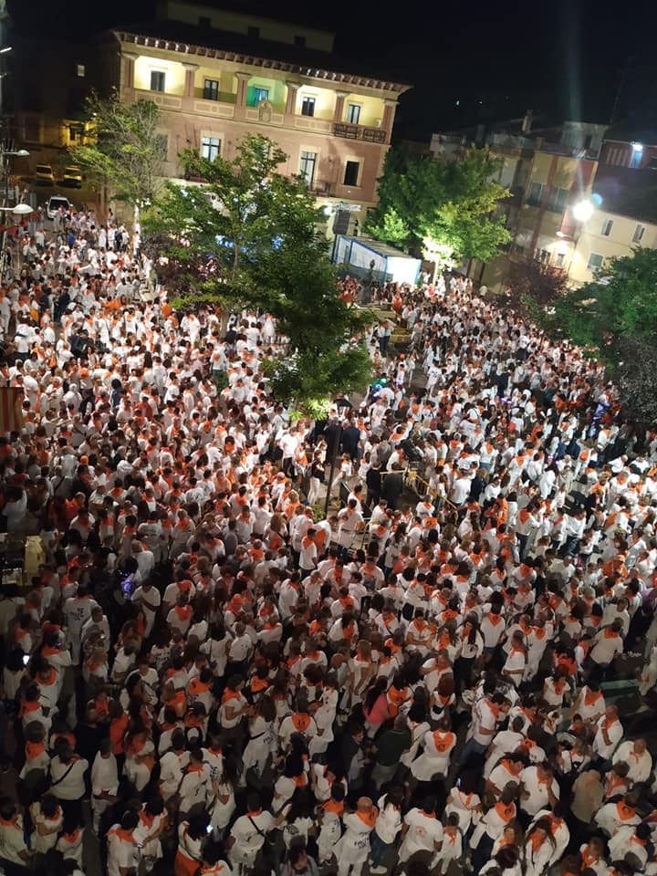 Fragatinos y visitantes reunidos para presenciar el lanzamiento del "Coetaso" en una edición anterior de las fiestas del Pilar