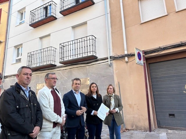 El constructor Luis Tello, denuncia junto a los concejales socialistas en el Ayuntamiento de Jaén, el impago de una de sus obras por parte de Somuvisa.