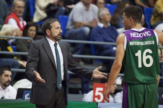 GRA260. LA LAGUNA (TENERIFE), 07/02/2016.- El entrenador del Unicaja de Málaga, Joan Plaza, da instrucciones al base Nemanja Nedovic durante el encuentro de la decimonovena jornada de Liga que disputan hoy en el pabellón Santiago Martín de La Laguna (Tene