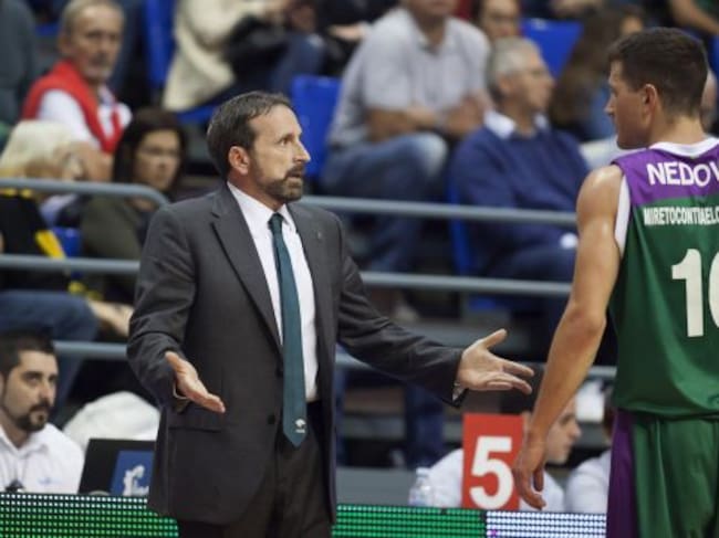 GRA260. LA LAGUNA (TENERIFE), 07/02/2016.- El entrenador del Unicaja de Málaga, Joan Plaza, da instrucciones al base Nemanja Nedovic durante el encuentro de la decimonovena jornada de Liga que disputan hoy en el pabellón Santiago Martín de La Laguna (Tene
