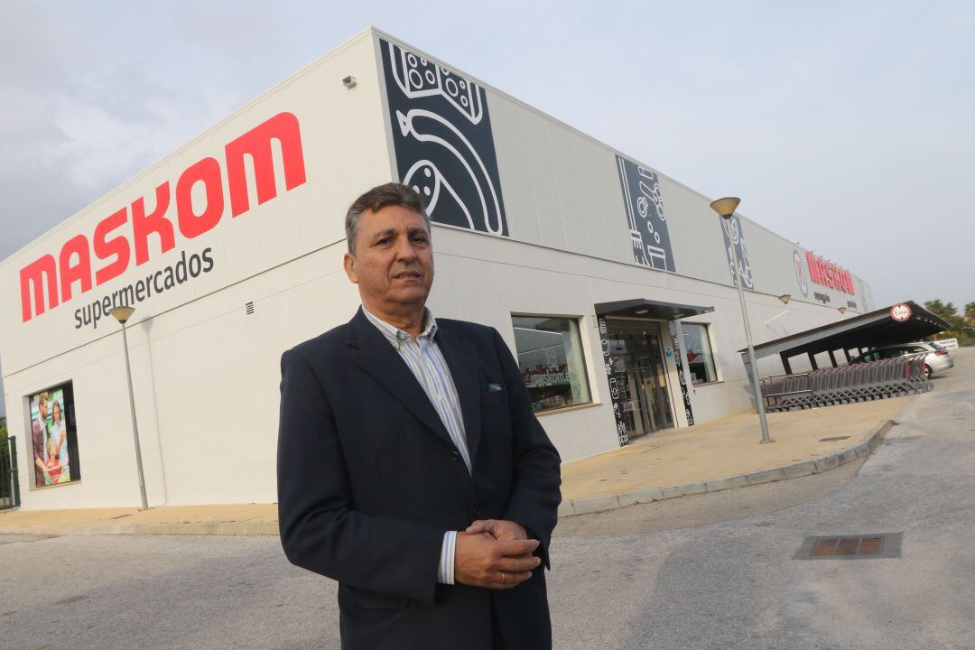 Sergio Cubero, director gerente de MasKom Supermercados ante las nuevas instalaciones