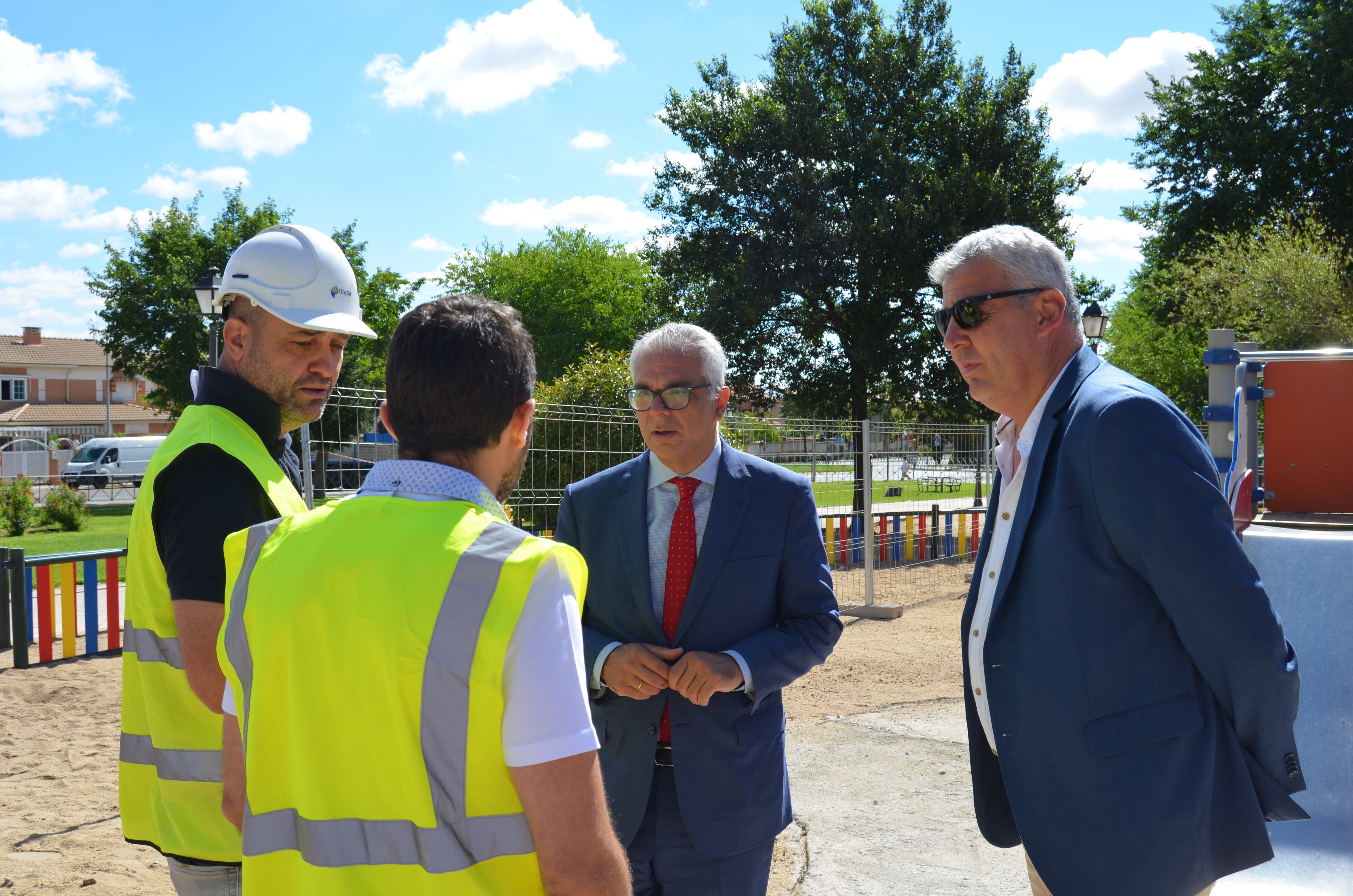 El consejero Carlos Izquierdo y el alcalde Vicente Astillero, durante su visita al parque infantil