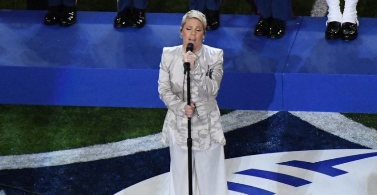 Pink, durante su interpretación del himno americano