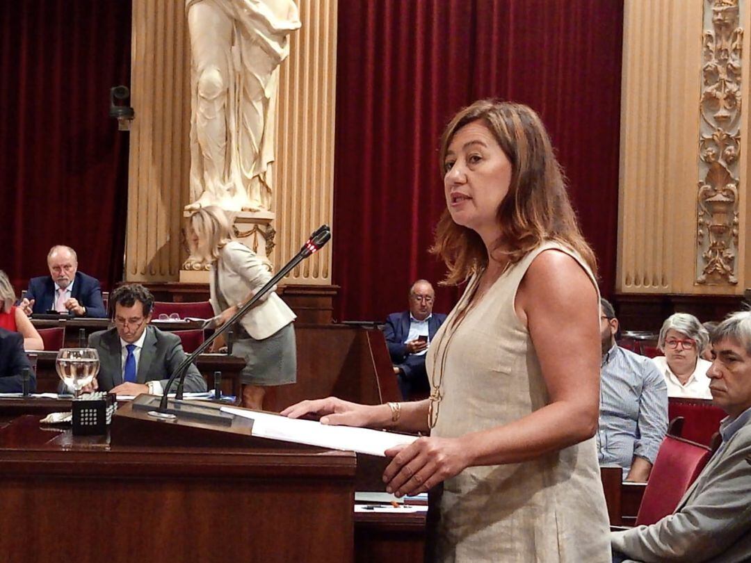 La presidenta del Govern, Francina Armengol, en el Parlament.