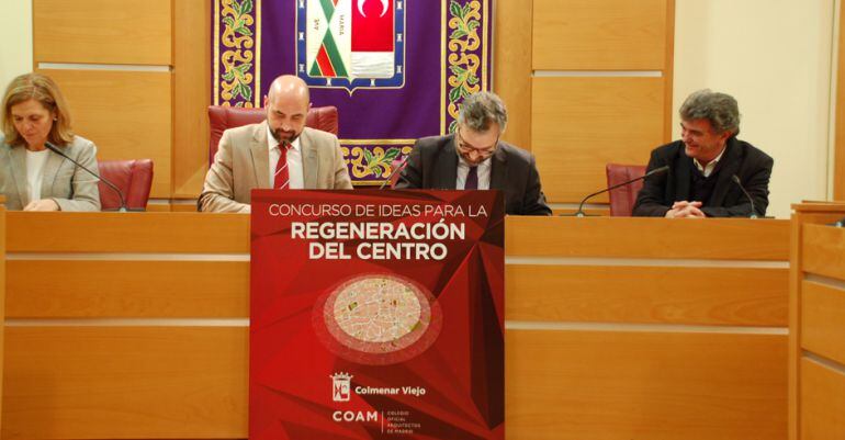 Firma del convenio entre el ayuntamiento de Colmenar Viejo y el Colegio Oficial de Arquitectos de Madrid