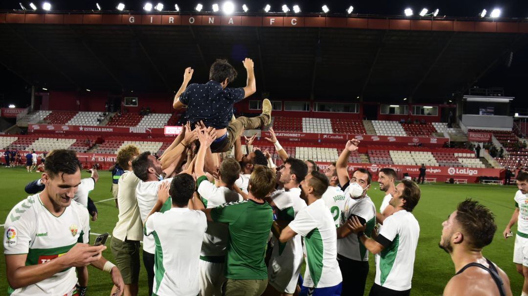 Los jugadores del Elche mantean a Pacheta tras lograr el ascenso