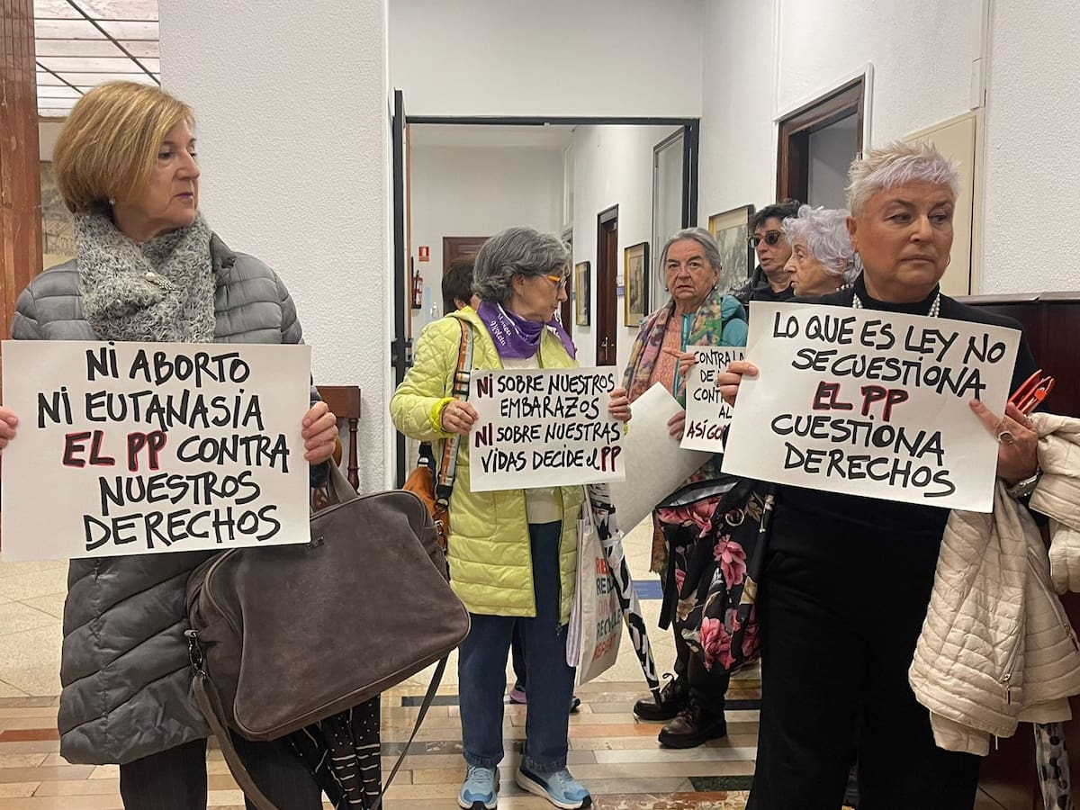 La alcaldesa de Santander recibe en el Ayuntamiento a Provida