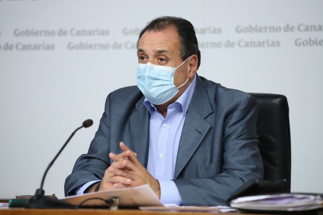 El consejero de Sanidad del Gobierno de Canarias, Blas Trujillo, en una rueda de prensa