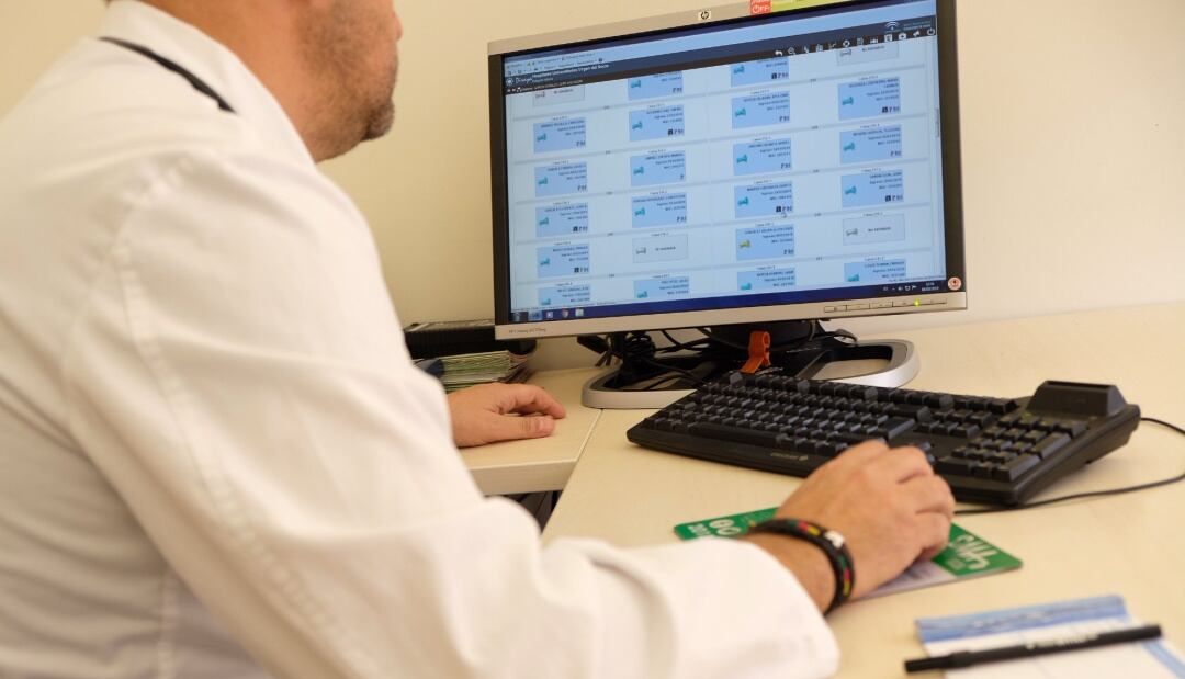 Un facultativo en su consulta médica en una imagen de archivo.