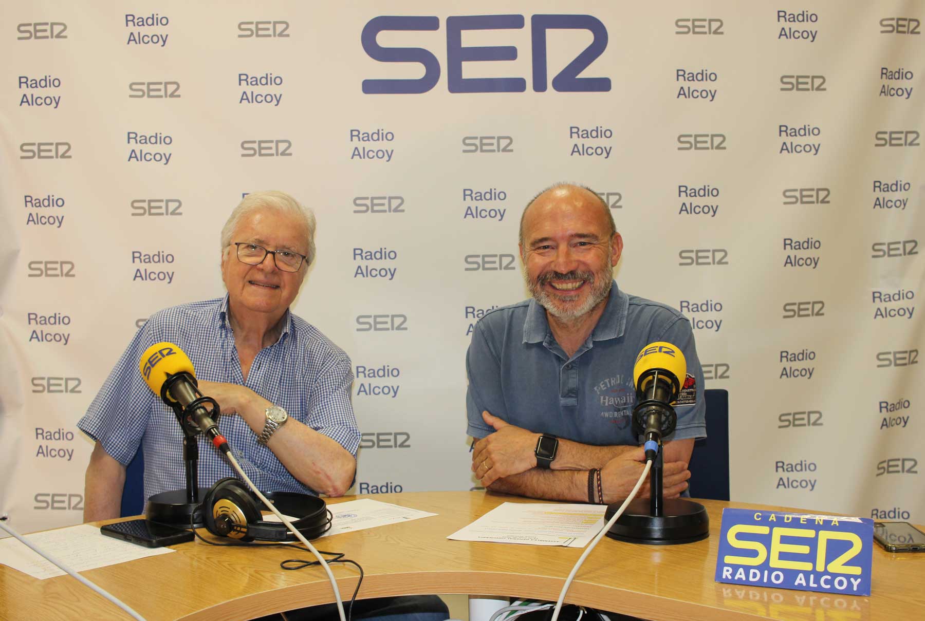 Paco Aznar y Pau Acosta, en el estudio central de Radio Alcoy
